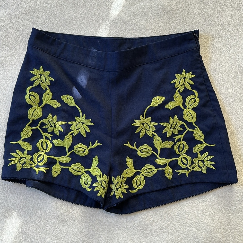 EUC Navy with green embroidery Alya shorts size 8/medium